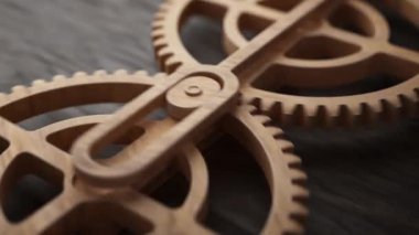 Mekanik bir şafta bağlı iki ahşap dişlinin animasyonu. Döngülü hareket. Yakın plan. Odaklanmayın