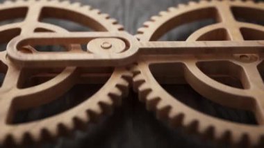 Mekanik bir şafta bağlı iki ahşap dişlinin animasyonu. Döngülü hareket. Yakın plan. Odaklanmayın