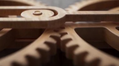 Mekanik bir şafta bağlı iki ahşap dişlinin animasyonu. Döngülü hareket. Yakın plan. Odaklanmayın