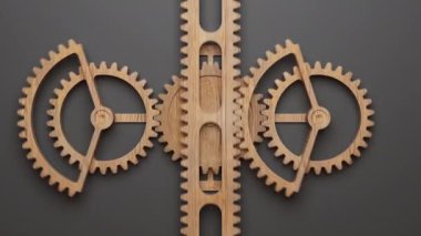 Ahşap vites askısı kullanan bir grup ahşap dişlinin animasyonu. Döngülü hareket. Yakın plan.