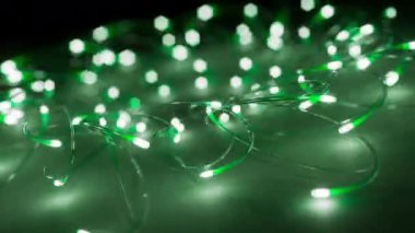 Uzayda hareket eden neon ışıldayan çizgilerin animasyonu. Döngülü hareket. Yakın plan.