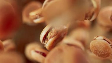 Bir grup hamburgerin animasyonu. Birçok burger uzayda arka planda yavaşça döner. Yatay bileşim. Defoktus. Yakın plan. Döngü.