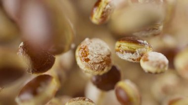 Bir grup çöreğin animasyonu. Birçok donut uzayda arka planda yavaşça döner. Yatay bileşim. Defoktus. Yakın plan..