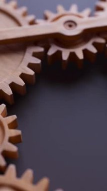 Ahşap dişlilerden yapılmış mekanik bir yapının animasyonu. Döngüsel hareket. Yakın plan. Dikey kompozisyon. Odaklanmayın.