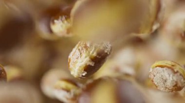 Bir grup çöreğin animasyonu. Birçok donut uzayda arka planda yavaşça döner. Yatay bileşim. Defoktus. Yakın plan. Döngü.