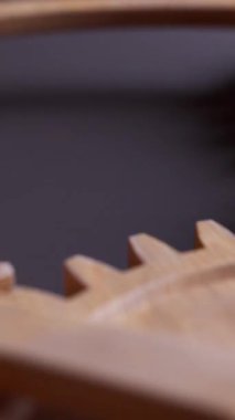 Ahşap dişlilerden yapılmış mekanik bir yapının animasyonu. Döngüsel hareket. Yakın plan. Dikey kompozisyon. Odaklanmayın.