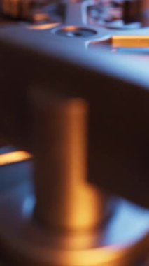 Metal dişlilerden yapılmış mekanik bir yapının animasyonu. Döngüsel hareket. Yakın plan. Dikey kompozisyon. Odaklanmayın.