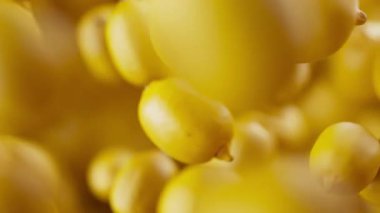 Bir grup limonun animasyonu. Birçok limon uzayda arka planda yavaşça döner. Yatay bileşim. Defoktus. Yakın plan. Döngü.