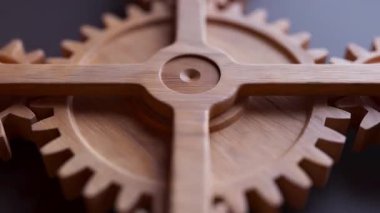 Ahşap dişlilerden yapılmış mekanik bir yapının animasyonu. Döngüsel hareket. Yakın plan. Yatay bileşim. Odaklanmayın.