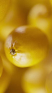 Bir grup limonun animasyonu. Birçok limon uzayda arka planda yavaşça döner. Dikey kompozisyon. Defoktus. Yakın plan..