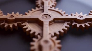 Ahşap dişlilerden yapılmış mekanik bir yapının animasyonu. Döngüsel hareket. Yakın plan. Yatay bileşim. Odaklanmayın.