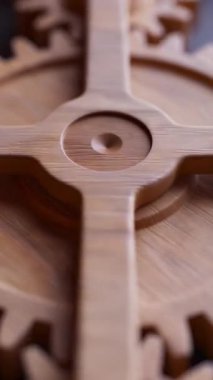 Ahşap dişlilerden yapılmış mekanik bir yapının animasyonu. Döngüsel hareket. Yakın plan. Dikey kompozisyon. Odaklanmayın.