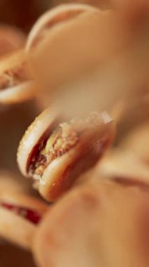 Bir grup hamburgerin animasyonu. Birçok burger uzayda arka planda yavaşça döner. Dikey kompozisyon. Defoktus. Yakın plan. Döngü.