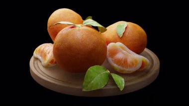 Tahta bir tahtanın üzerinde duran mandalina kompozisyonu etrafında döngü çiziyor. Döngü hareketi. Alfa Kanalı. Yakın plan..