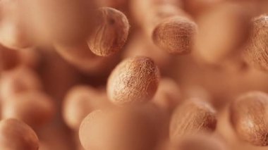 Bir grup hindistan cevizi animasyonu. Birçok hindistan cevizi uzayda yavaşça döner. Yatay bileşim. Defoktus. Yakın plan..