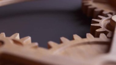 Ahşap dişlilerden yapılmış mekanik bir yapının animasyonu. Döngüsel hareket. Yakın plan. Yatay bileşim. Odaklanmayın.