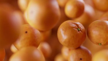 Bir grup Mandarin 'in canlandırması. Birçok mandalina uzayda arka planda yavaşça döner. Yatay bileşim. Defoktus. Yakın plan..
