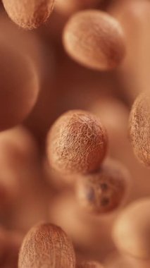 Bir grup hindistan cevizi animasyonu. Birçok hindistan cevizi uzayda yavaşça döner. Dikey kompozisyon. Defoktus. Yakın plan..