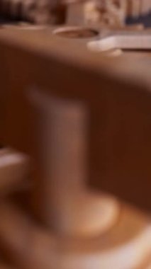 Ahşap dişlilerden yapılmış mekanik bir yapının animasyonu. Döngüsel hareket. Yakın plan. Dikey kompozisyon. Odaklanmayın.