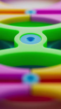 Çocukların eğitici oyuncak setinden renkli plastik vitesler. Erken çocuklukta oyun temelli öğrenme, koordinasyon, mekanik ve STEM gelişimi kavramlarını resmetmek için harikadır..