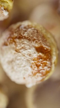 Bir grup çöreğin animasyonu. Birçok donut uzayda arka planda yavaşça döner. Dikey kompozisyon. Defoktus. Yakın plan..