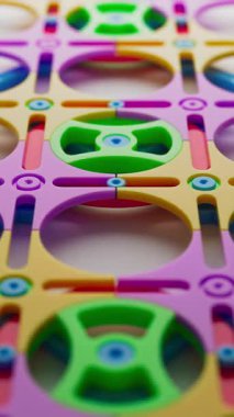 Renkli bir oyuncağın içindeki parlak plastik ekipman parçaları. Mühendislik konseptleri, yaratıcı oyunlar ve erken çocukluk öğrenimi için mükemmel..