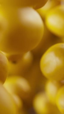 Bir grup limonun animasyonu. Birçok limon uzayda arka planda yavaşça döner. Dikey kompozisyon. Defoktus. Yakın plan..