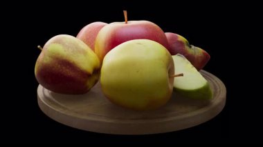 Ahşap bir tahtanın üzerinde duran elma kompozisyonu etrafında döngü çiziyor. Döngü hareketi. Yakın plan. Alfa Kanalı.