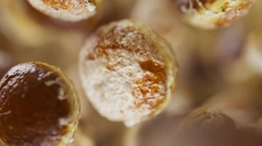 Bir grup çöreğin animasyonu. Birçok donut uzayda arka planda yavaşça döner. Yatay bileşim. Defoktus. Yakın plan..