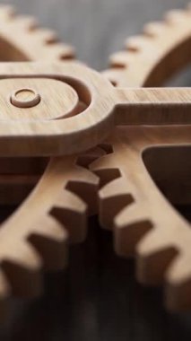 Mekanik bir şafta bağlı iki ahşap dişlinin animasyonu. Döngülü hareket. Yakın plan. Odaklanmayın