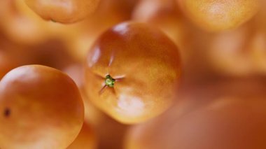 Bir grup Mandarin 'in canlandırması. Birçok mandalina uzayda arka planda yavaşça döner. Yatay bileşim. Defoktus. Yakın plan..