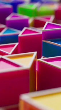 Yumuşak odak noktasında renkli plastik üçgen şekillerin döngülü animasyonu. Parlak, oyuncu, oyuncak gibi geometri kusursuz bir şekilde yukarı ve aşağı hareket eder. Çocuklar için ideal, hareketli arka plan veya soyut temalar.