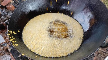 Kızarmış ve tatlı Bundi ya da Boondi 'yi şekerci dükkanında sergilemek 