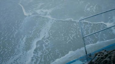 Kıyı şeridi yakınlarındaki güzel kılcal dalgalar farklı açılardan birbirlerine çarparak su üzerinde güzel bir etki yaratıyor.