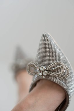 Prenses ayakkabısı, gelin ayakkabısı, gri ve parlak ayakkabılar.