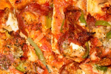 Peynir ve Etli Pizzanın Kapanışı Bitkilerle