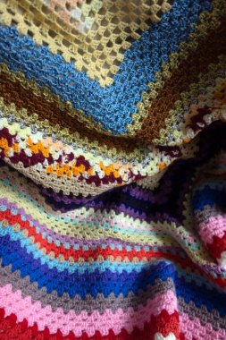 Çok Renkli Örgü Örgü Örgü Örer Eski Tasarımda Yakın plan