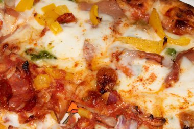 Peynirin Yakın Çekimi, Etler ve Biberli Bitkiler