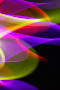 Bir Neon Dalgalı Gökkuşağı Girdabı ve Siyah Arkaplan Çizgileri