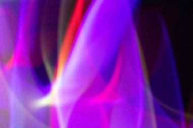 Bir Neon Dalgalı Gökkuşağı Girdabı ve Siyah Arkaplan Çizgileri