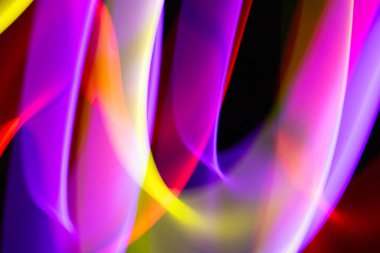 Bir Neon Dalgalı Gökkuşağı Girdabı ve Siyah Arkaplan Çizgileri