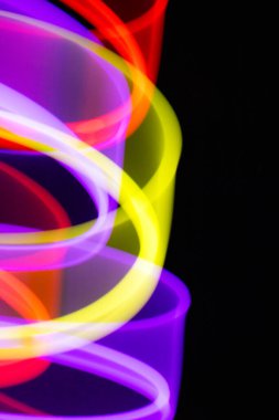 Bir Neon Dalgalı Gökkuşağı Girdabı ve Siyah Arkaplan Çizgileri