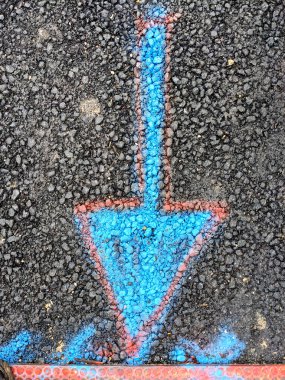 Asfalta İşaretli Mavi Ok