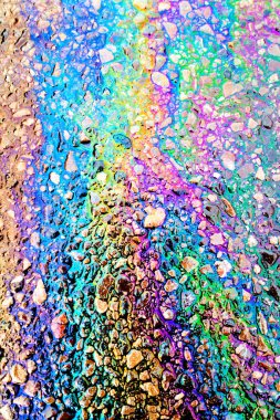 Asfalt yolda sızan Benzin Yağı ya da Petrol Gökkuşağı Çevresel sızıntısı