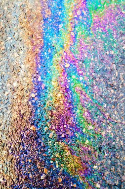 Asfalt yolda sızan Benzin Yağı ya da Petrol Gökkuşağı Çevresel sızıntısı