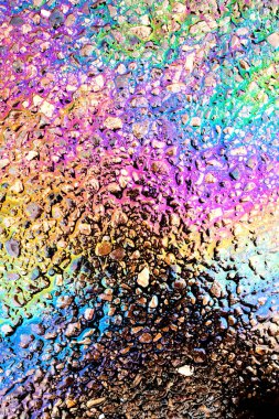 Asfalt yolda sızan Benzin Yağı ya da Petrol Gökkuşağı Çevresel sızıntısı