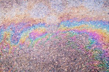 Asfalt yolda sızan Benzin Yağı ya da Petrol Gökkuşağı Çevresel sızıntısı