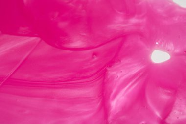 Bir Pembe Duş jeli Sıvı Sümük Beyaz bir arka plana döküldü