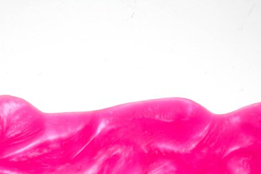 Bir Pembe Duş jeli Sıvı Sümük Beyaz bir arka plana döküldü