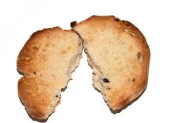 Çok yanmış bir ekmek rulosu ya da ikiye bölünmüş tost. Yakın çekim dokusu.